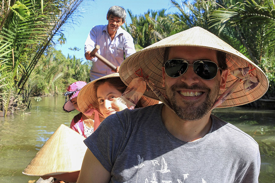 Navegando las aguas del Delta del Mekong, siempre asegurados - Seguro de Viaje
