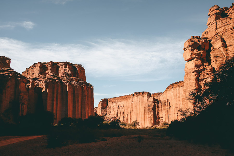 Los paredones de Talampaya son siempre testigo del andar de los visitantes